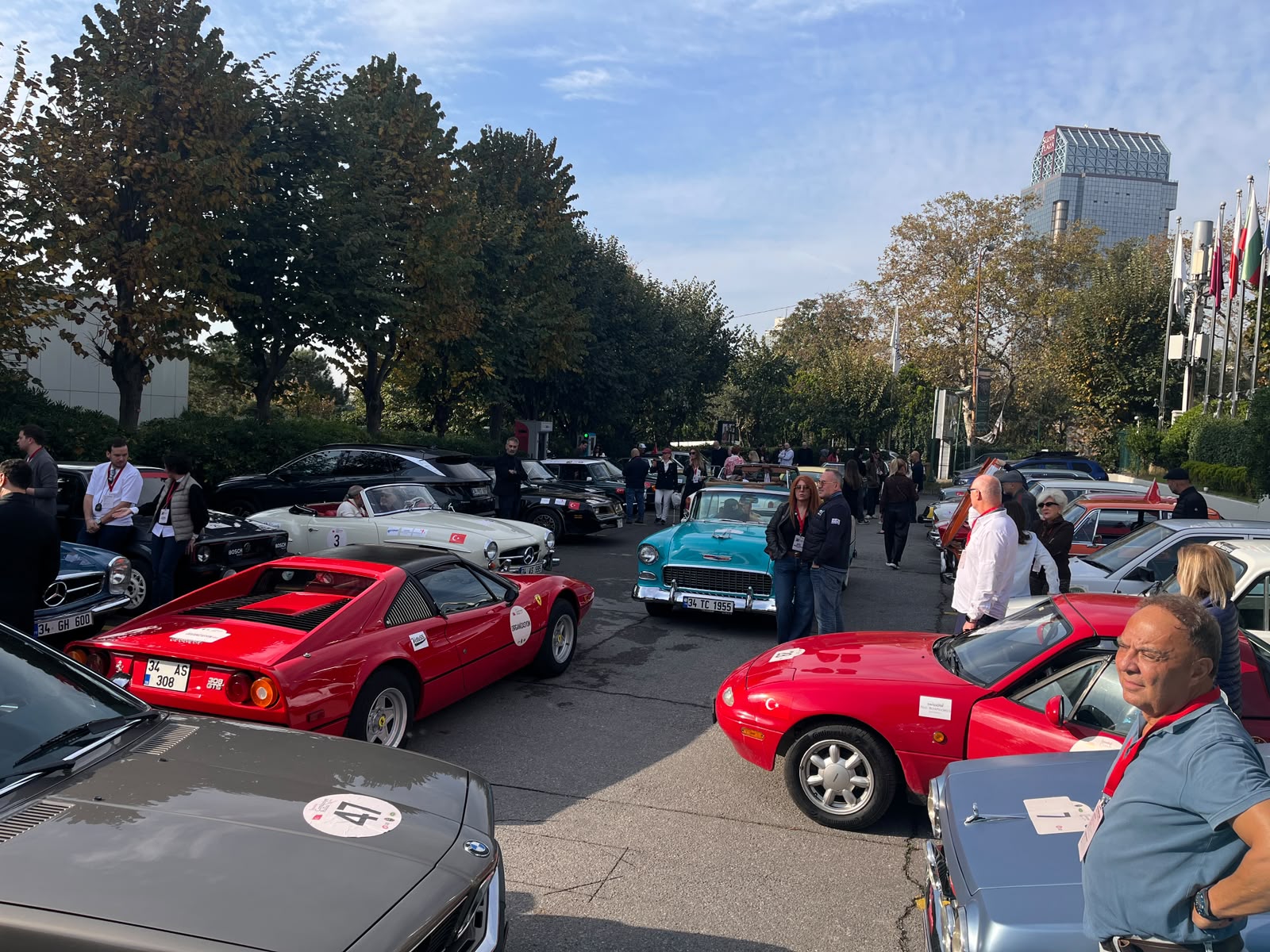 Cumhuriyet Rallisi başlangıç alanında farklı dönemlerden klasik otomobiller