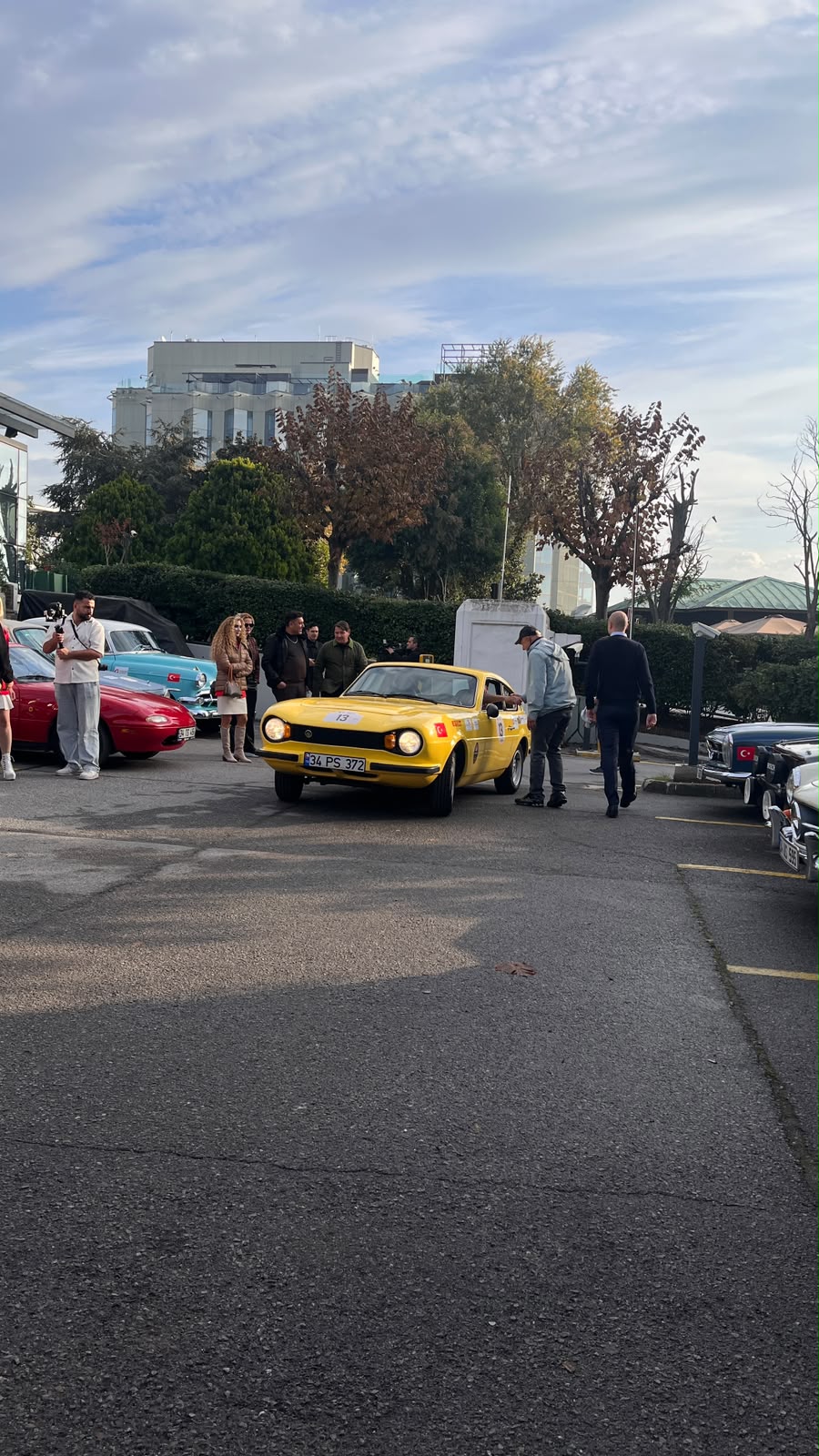 Cumhuriyet Rallisi başlangıcında sarı klasik otomobil