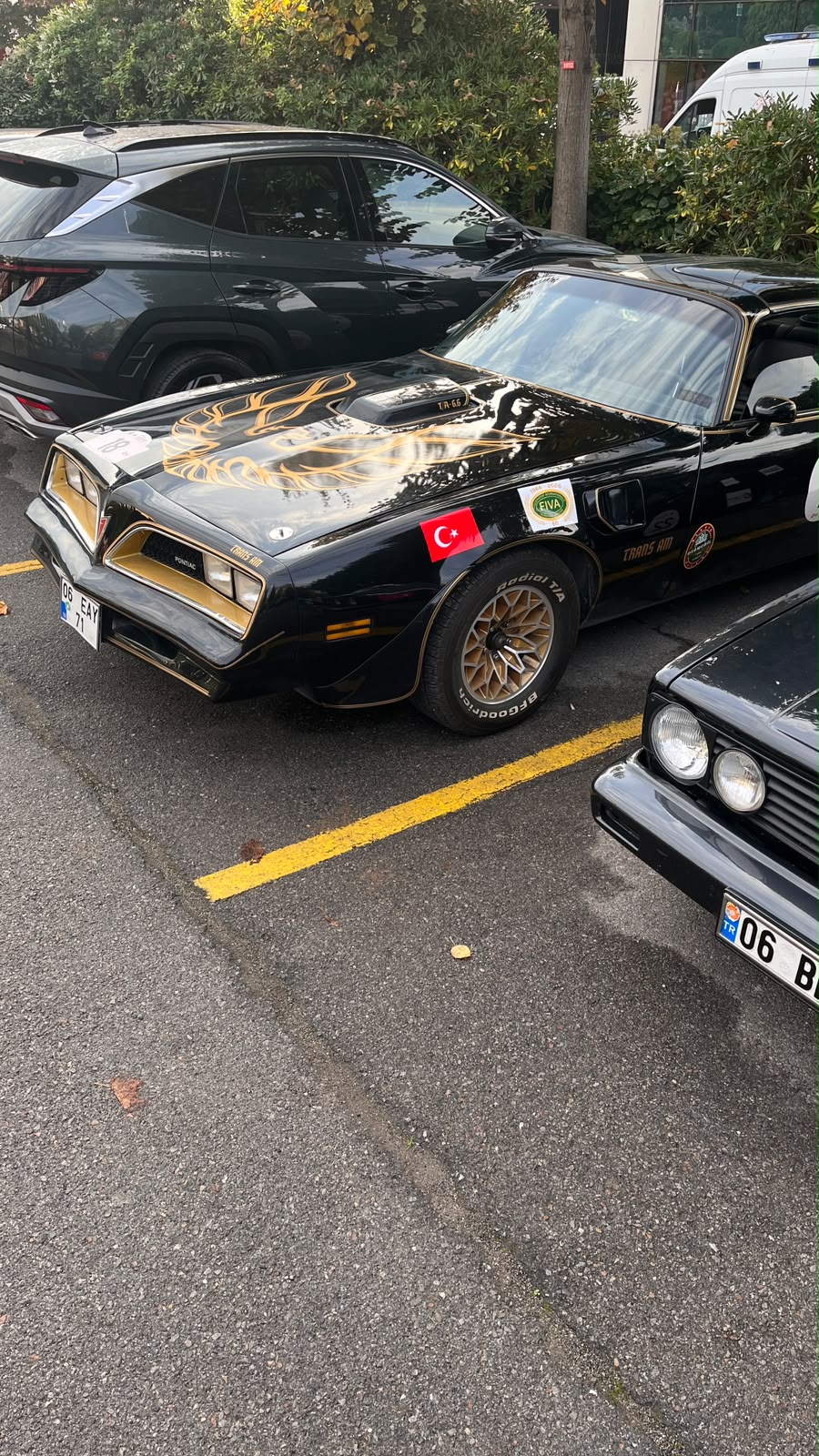 Cumhuriyet Rallisi park alanında siyah Pontiac Trans Am