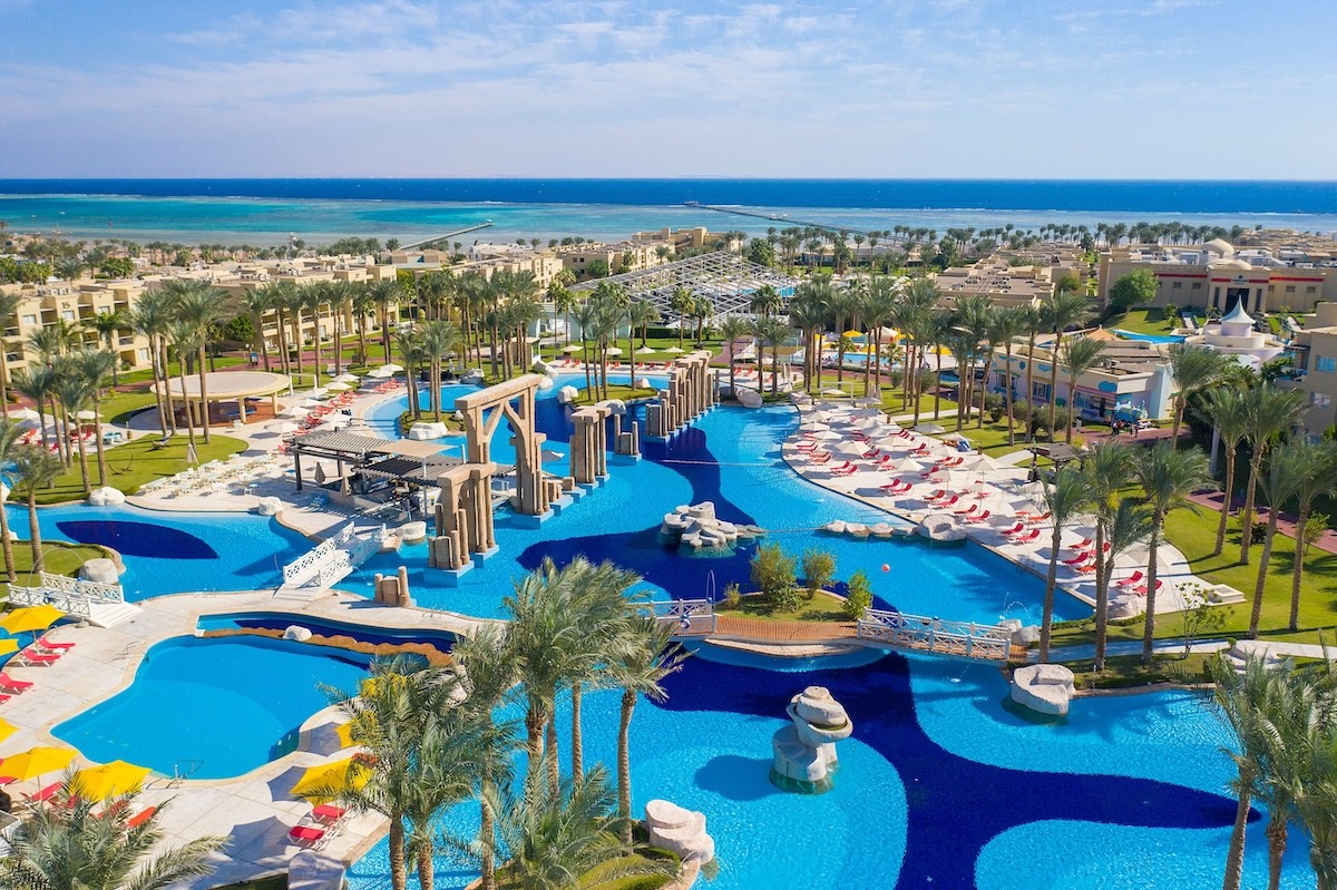 Rixos Premium Seagate’in Kızıldeniz kıyısındaki havuzları ve palmiye bahçeleri