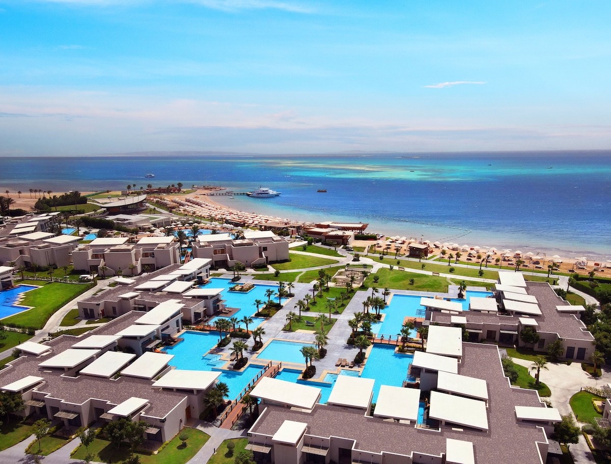 Rixos Premium Magawish’in deniz kıyısındaki villa ve havuzları