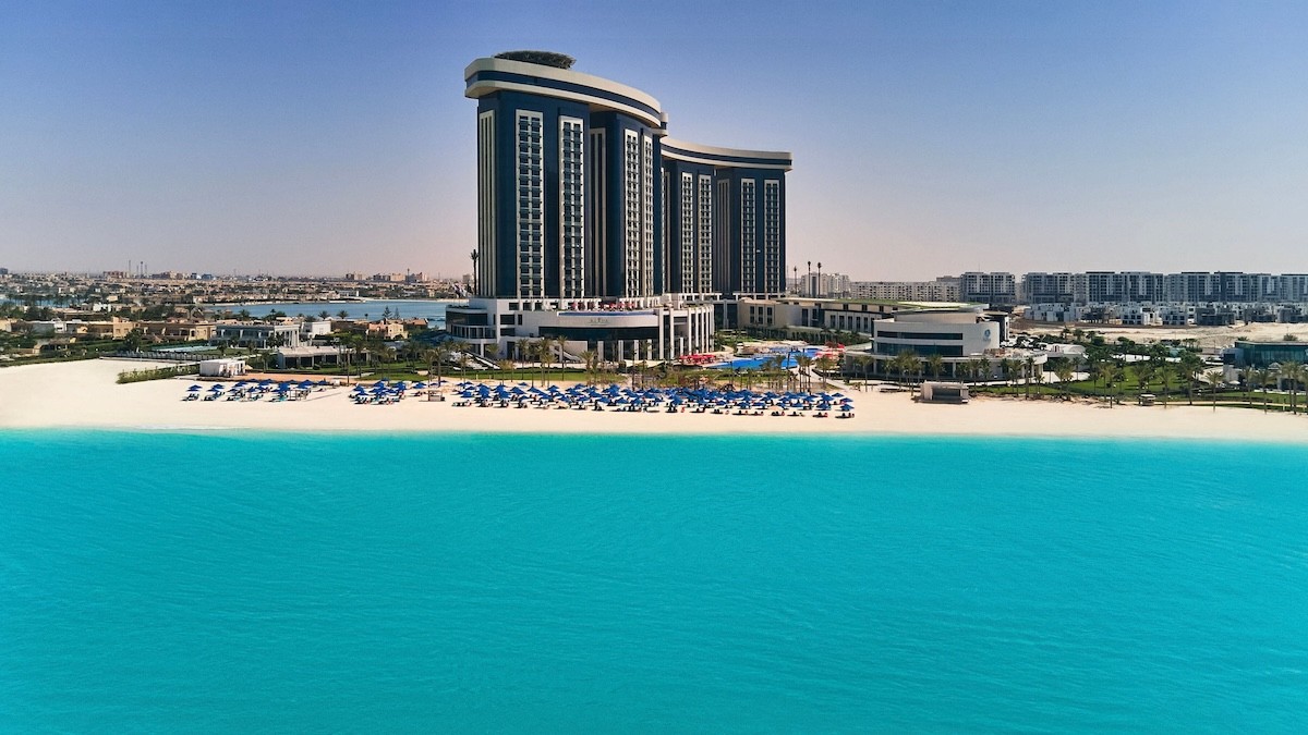 Rixos Premium Alamein ve Akdeniz kıyısındaki turkuaz deniz