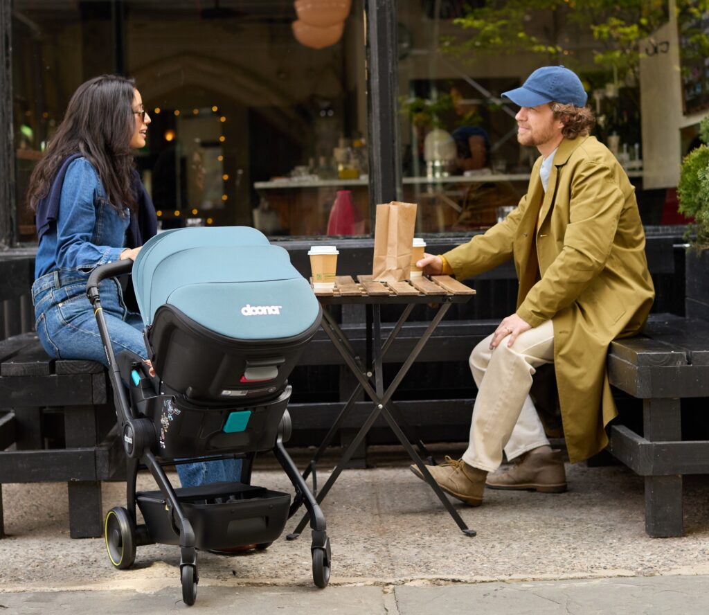 Ebeveynlerin ihtiyaçlarını temel alarak yenilikçi ürünleri ebeveynlerle buluşturan İmir Global, tek tuşla bebek arabasından oto koltuğuna dönüşen Doona X’i bebeğinin konforunu düşünenlerin beğenisine sunuyor. Dünyada ve Türkiye’de yenilikçi tasarımıyla fark yaratan Doona X, 3 farklı yatış pozisyonlu oto koltuğu olma özelliği ile hem araç içinde hem de dışında ebeveynlere pratik kullanım sunuyor.