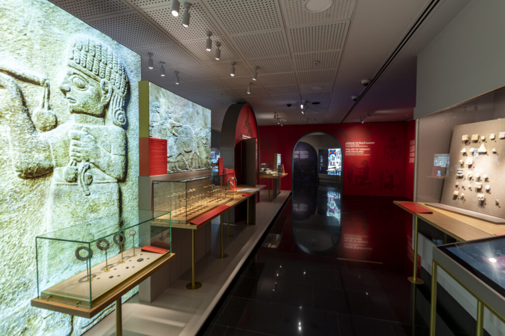 Pera Müzesi, 20. kuruluş yıldönümünü 8 Haziran’da tüm sergilerini ücretsiz ziyarete açarak kutluyor. Müze, mimariden çağdaş sanata, fotoğraftan çini ve seramiğe uzanan sergileriyle izleyiciyi geçmişle bugün arasında çok katmanlı bir yolculuğa davet ediyor.