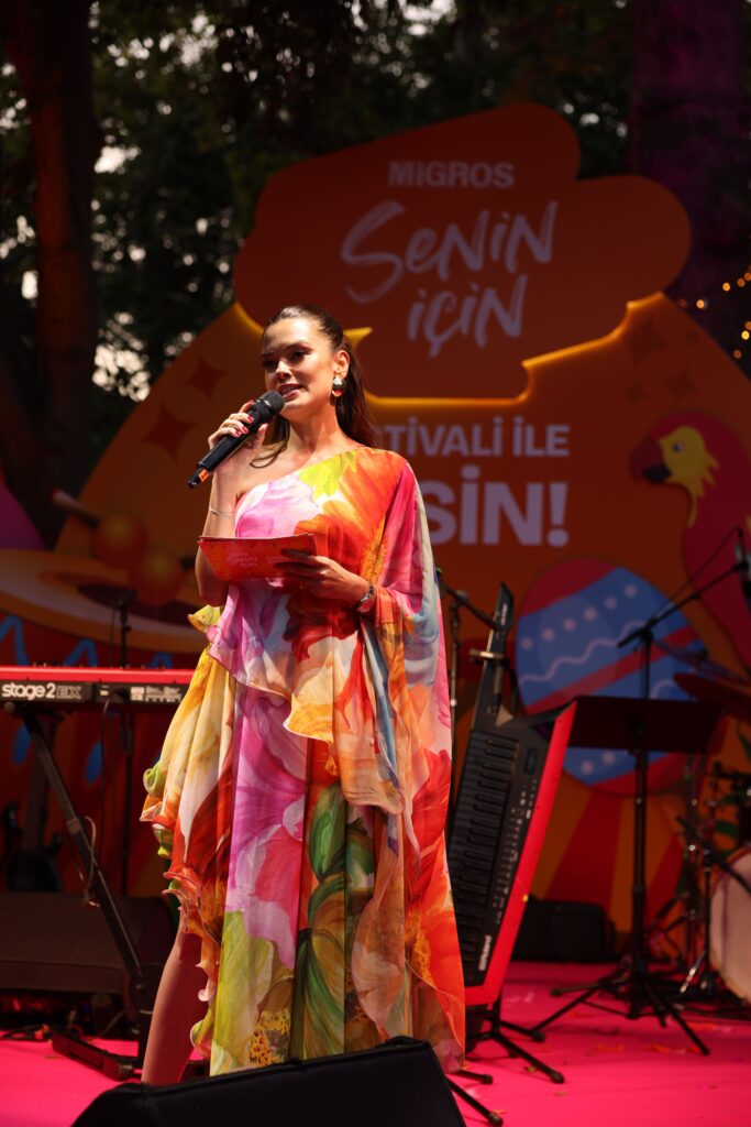 Migros’un gelenekselleşen “Migros Senin için Güzellik Festivali” bu yıl Rio Karnavalı temasıyla adeta bir şenliğe dönüştü. 12 Haziran’da Swissôtel The Bosphorus’ta gerçekleşen “Migros Senin İçin Güzellik Festivali” tropikal enerjisi, renkli dekorları ve müzik dolu atmosferiyle davetlilere unutulmaz anlar yaşattı.