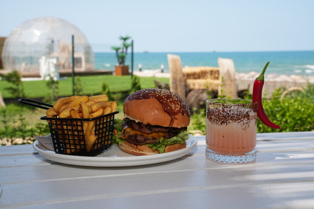 İstanbul, yaz sezonuna doğayla iç içe, sanatla bezenmiş ve Ege kıyılarını aratmayan yepyeni bir sahil deneyimiyle merhaba diyor. Şehirde lüks denince akla gelen yüksek fiyat algısını tamamen yıkan bu sahil alanı, İstanbul’un bugüne kadar gördüğü en şık, en estetik ve en kapsamlı beach deneyimini, şaşırtıcı derecede ulaşılabilir fiyatlarla sunuyor.