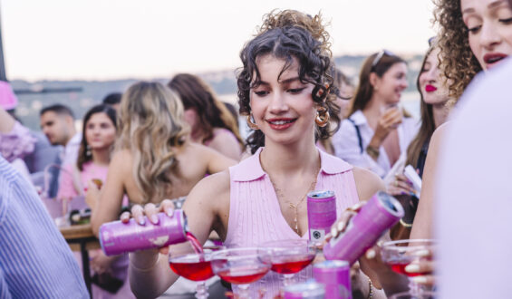 Yazın Enerjisi Red Bull Pink Edition ile İstanbul’a Taşındı