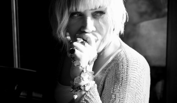 VE ÖZLEM BİTTİ                                                     YENİ ALBÜMÜNLE HOŞGELDİN SEZEN AKSU