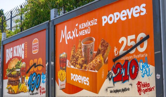 Tıkla Gelsin, Burger King ve Popeyes Panolarını Grafiti Sanatçılarıyla Hack’ledi