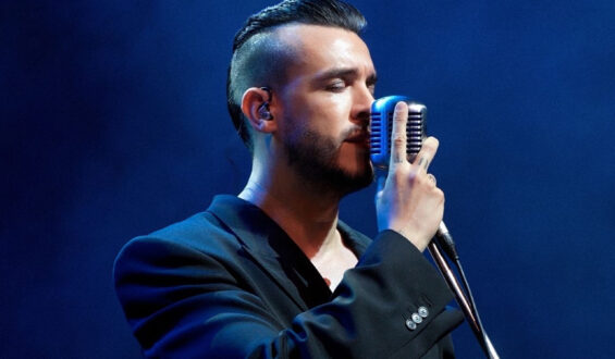 Cem Adrian’dan “Seni Sevmek” Şarkısının Etkileyici Canlı Versiyonu Yayınlandı