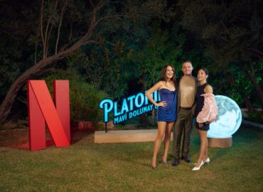 NETFLIX, GUPSE ÖZAY İMZALI YENİ DİZİSİ PLATONİK: MAVİ DOLUNAY OTEL’İN LANSMANI ÇEŞME’DE YAPILDI