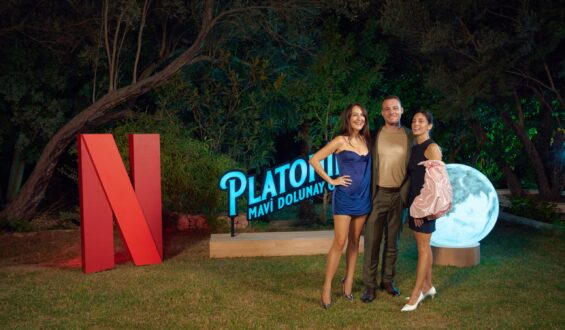 NETFLIX, GUPSE ÖZAY İMZALI YENİ DİZİSİ PLATONİK: MAVİ DOLUNAY OTEL’İN LANSMANI ÇEŞME’DE YAPILDI