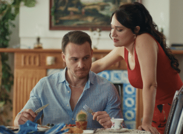 GUPSE ÖZAY’IN YENİ DİZİSİ PLATONİK: MAVİ DOLUNAY OTEL 18 EYLÜL’DE NETFLIX’DE