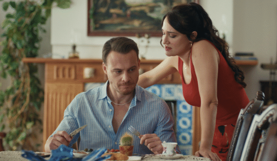 GUPSE ÖZAY’IN YENİ DİZİSİ PLATONİK: MAVİ DOLUNAY OTEL 18 EYLÜL’DE NETFLIX’DE