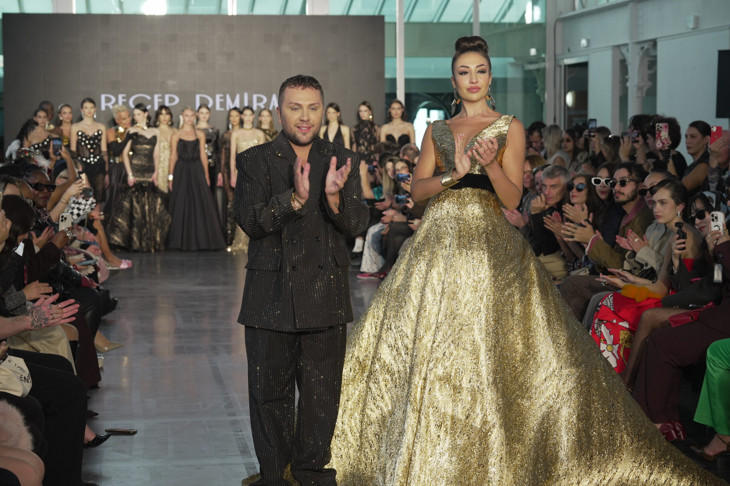 PARİS MODA HAFTASI’NDA RECEP DEMİRAY TASARIMLARI GÖZ KAMAŞTIRDI