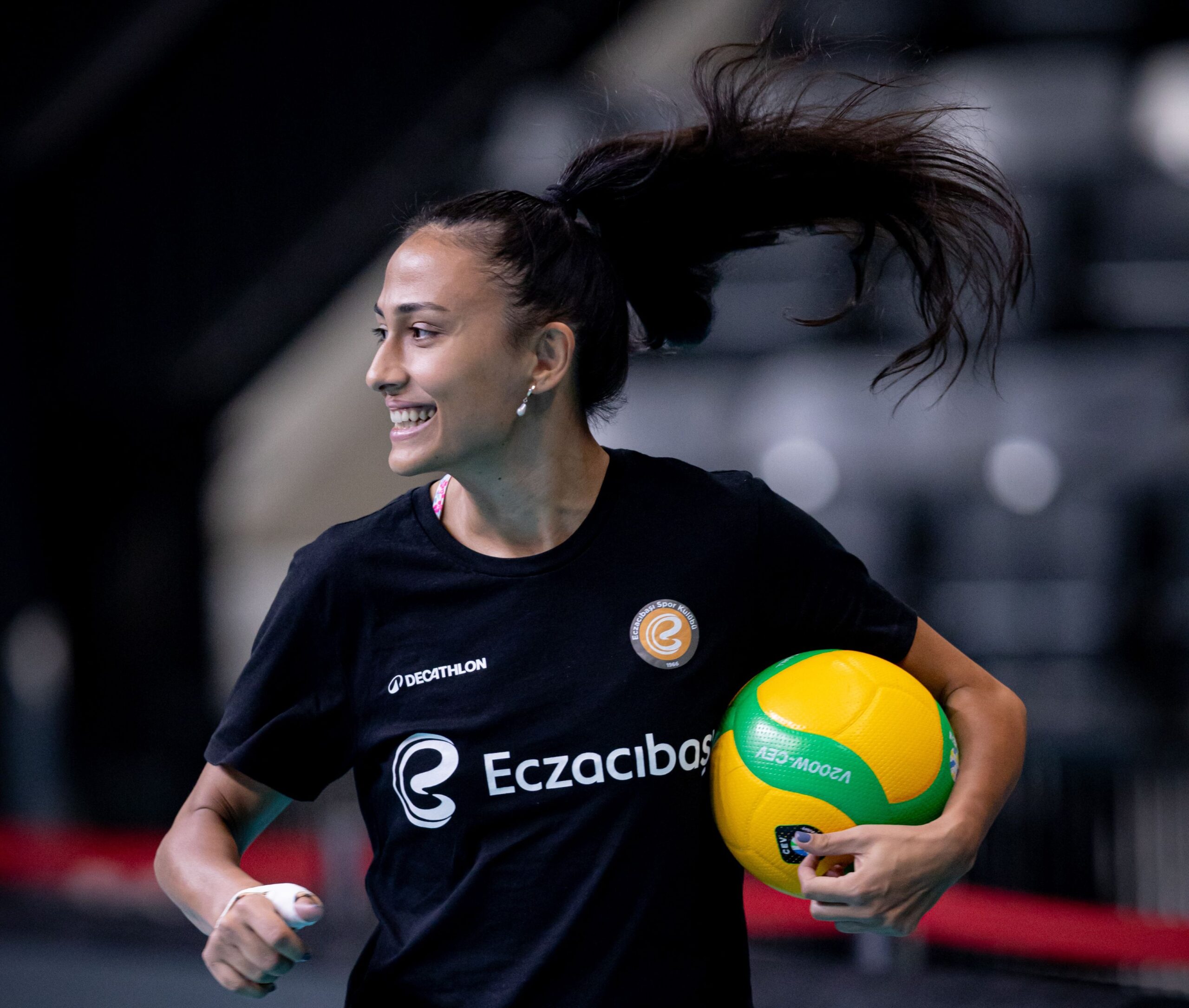 Eczacıbaşı Dynavit, yeni evinde ilk maçına çıkıyor