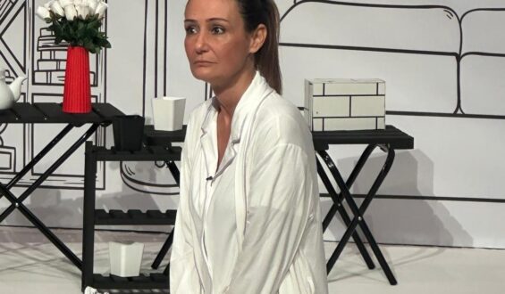 BİR DELİNİN HATIRA DEFTERİ OYUNCU BURCU BİLMEN YORUMUYLA SAHNEDE