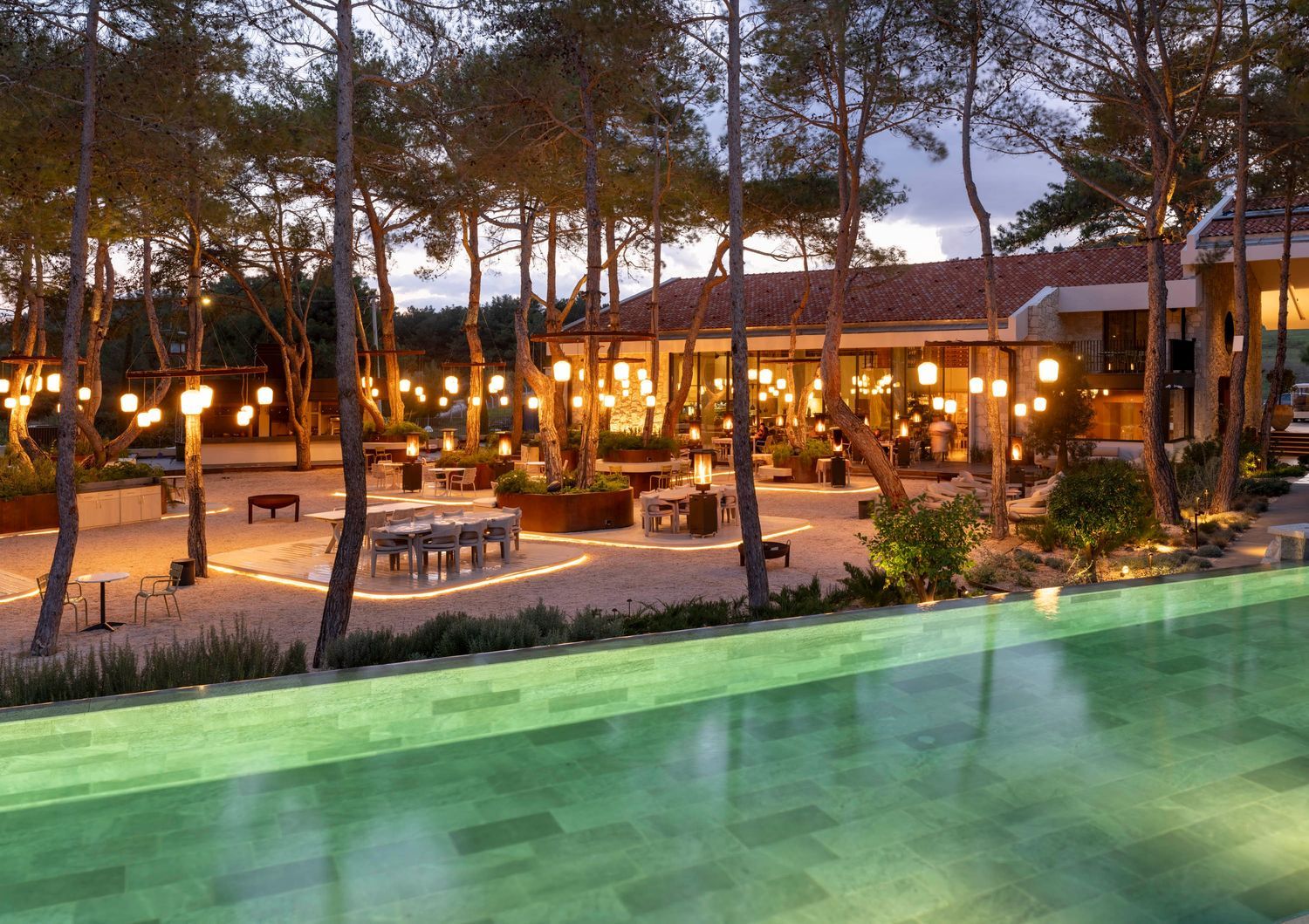 BAĞLARIN ARASINDAKİ KEYURLADA YILBAŞI SICAKLIĞINI YAŞAYIN