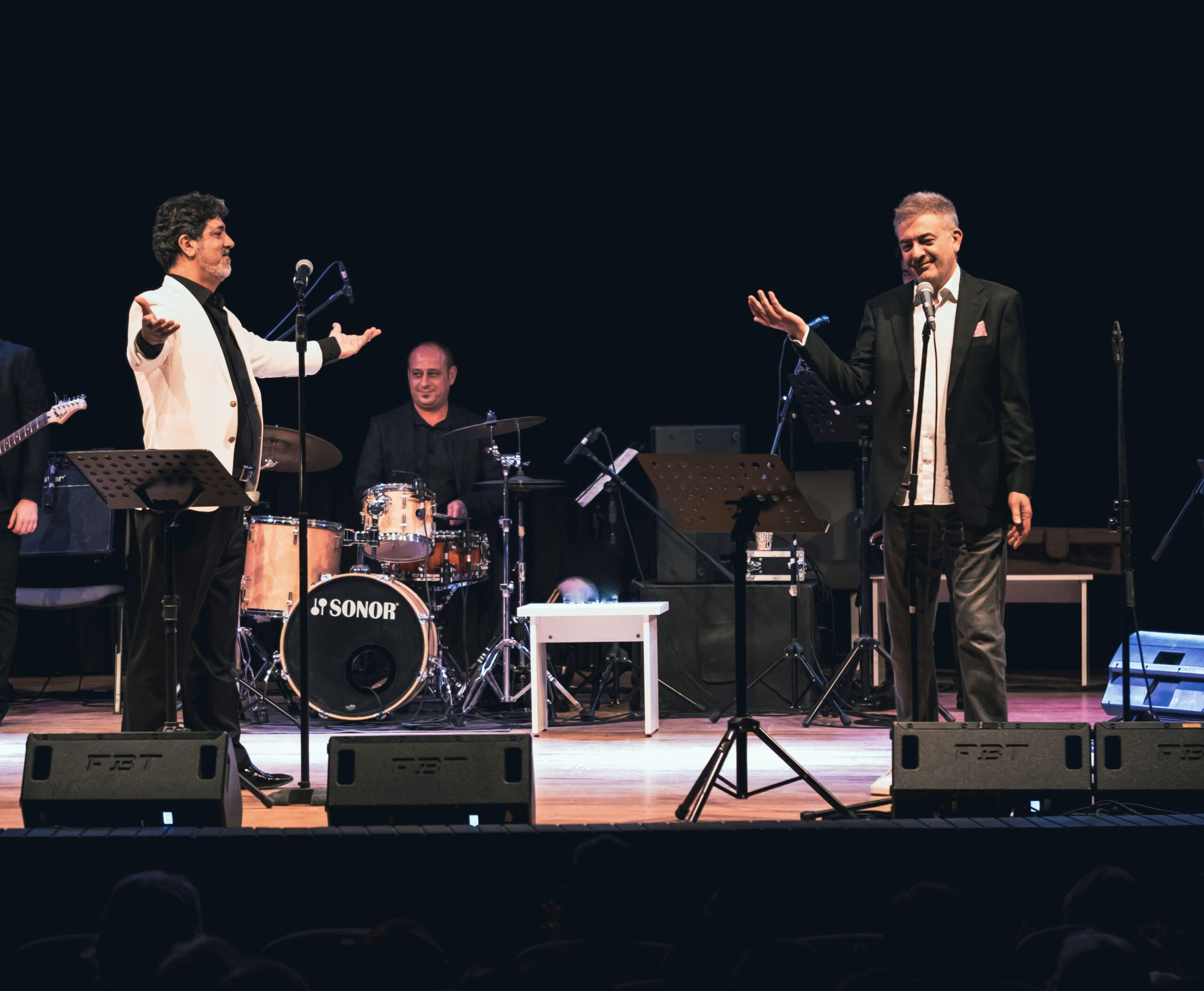 KÜRŞAT BAŞAR VE TEYFİK RODOS CEM KARACA, BARIŞ MANÇO, TANJU OKAN ŞARKILARIYLA AKM’DE