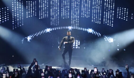 Megastar Tarkan, Yedi Yıllık Aradan Sonra Volkswagen Arena’yı Salladı