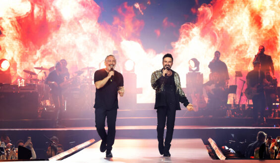 Tarkan ve Cem Yılmaz’dan Unutulmaz “Kuzu Kuzu” Düeti