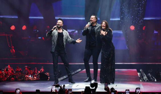 Tarkan Sahneyi Salladı, Sürpriz Konuklar Ata Demirer ve Sibel Can Büyüledi