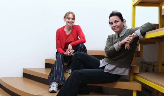 İki Başarılı Oyuncu Tülin Özen ve Nilperi Şahinkaya Ballı Süt Oyunuyla Sahnede