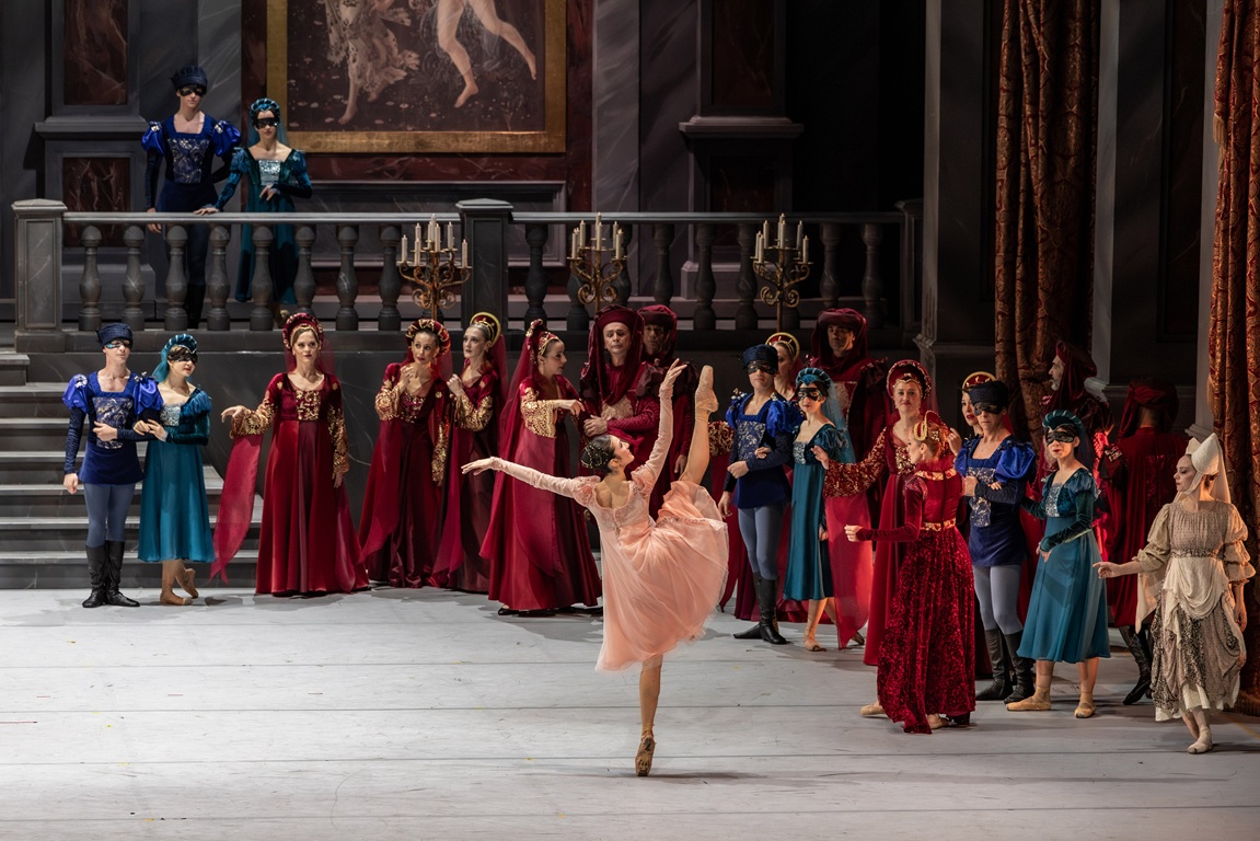 AŞKIN EN GÜÇLÜ HALİ ROMEO VE JULIET YENİDEN AKM SAHNESİNDE