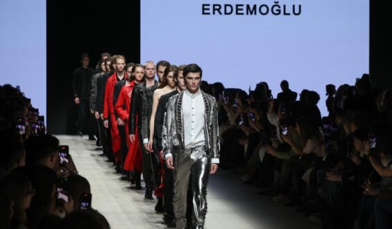 Emre Erdemoğlu’ndan Moskova’da Dördüncü Perde, NO APOLOGIES!