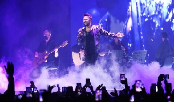 TARKAN’IN MODA TASARIMCISI EMRE ERDEMOĞLU MOSKOVA’DA GÜCÜNÜ SAHNEYE TAŞIYOR