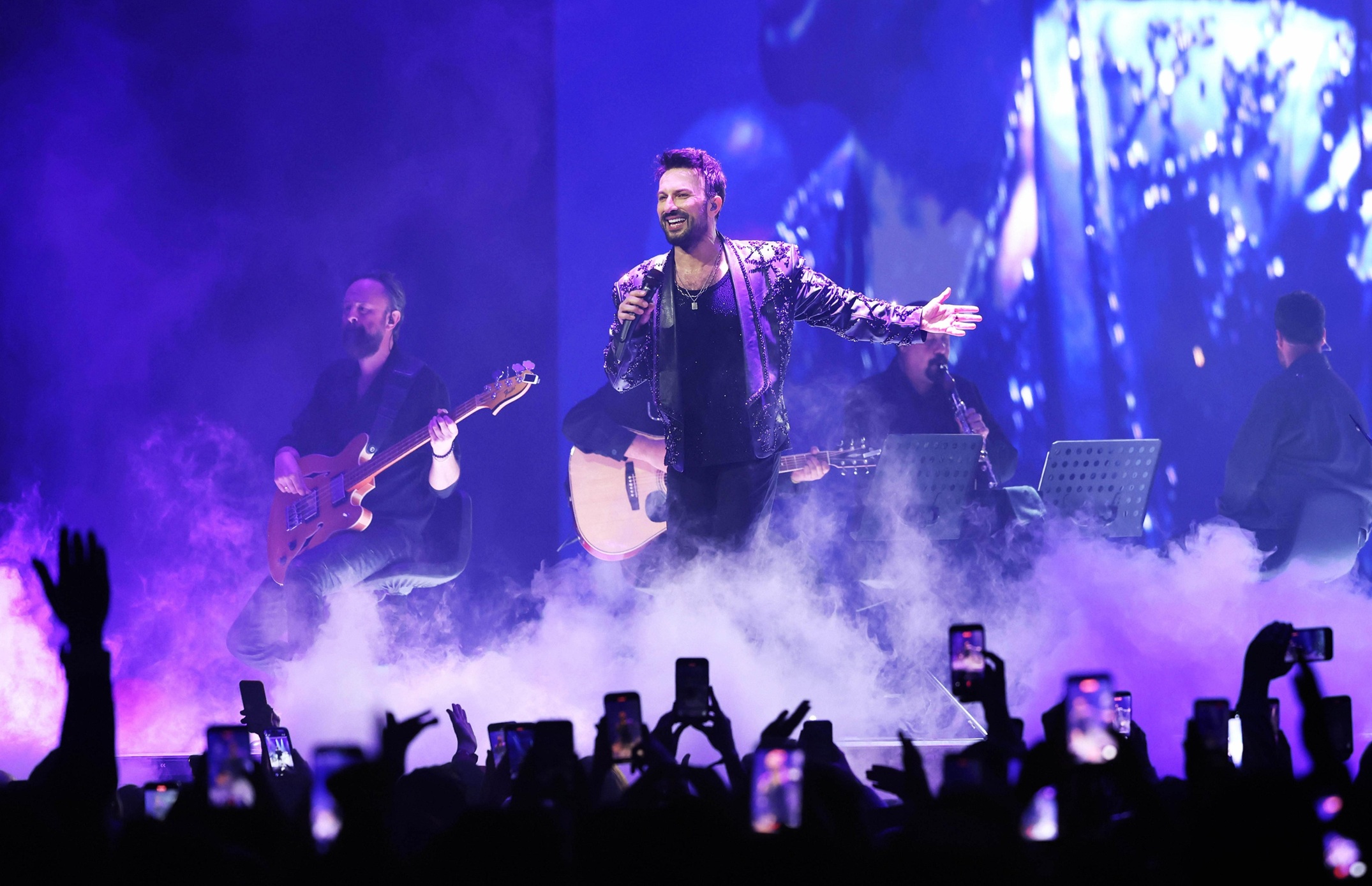 TARKAN’IN MODA TASARIMCISI EMRE ERDEMOĞLU MOSKOVA’DA GÜCÜNÜ SAHNEYE TAŞIYOR