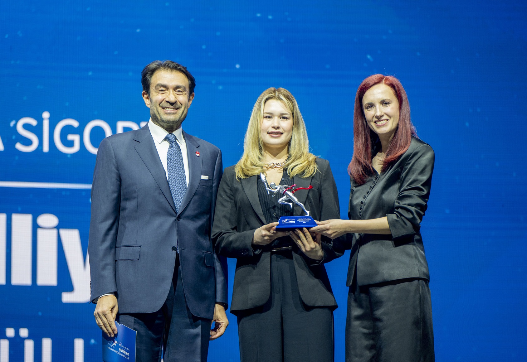 LCW Limitless Yılın Paralimpik Engelli Sporcusu ödülü milli yüzücü Defne Kurt’un oldu